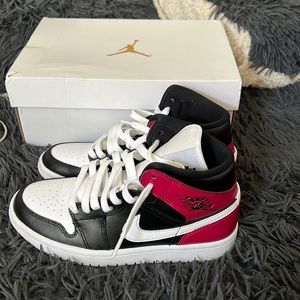 Jordan 1 Mid ‘noble red’